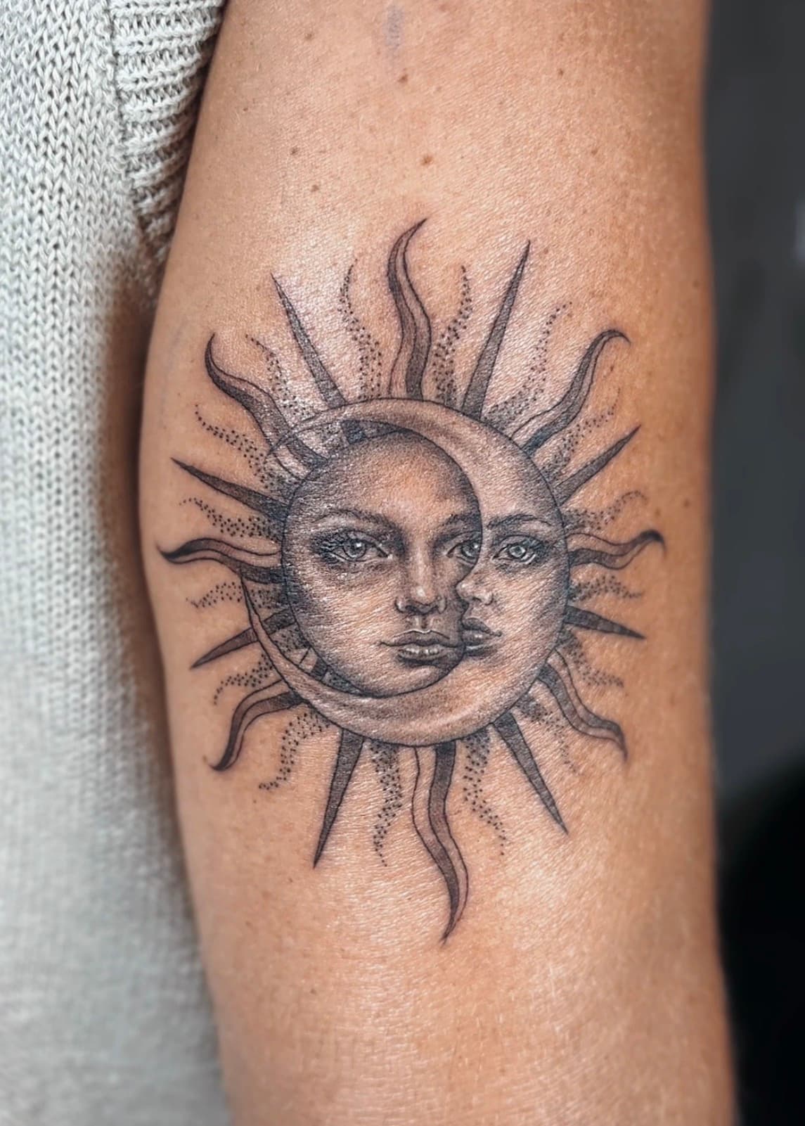 Lune et soleil — Micro-réalisme